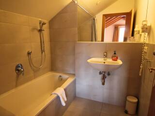 06 v2. Catered chalet Kelle Fiss Badkamer met bad