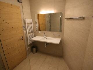 09. Catered chalet Cirrus Sankt Anton Badkamer