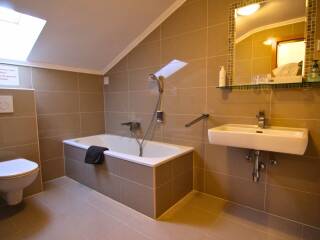 09. Catered chalet Serfaus Tirolerhof Badkamer met bad