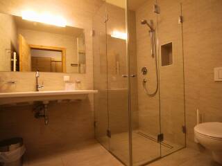 09. Catered chalet Stratus Sankt Anton Moderne douche