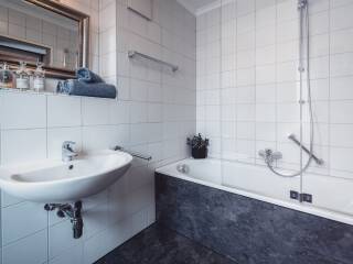 14. Catered chalet Christiane Sankt Anton Badkamer met ligbad