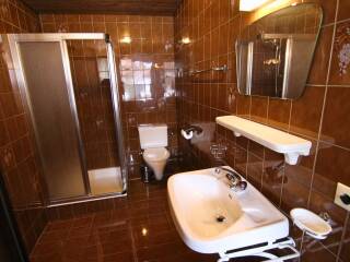 14. Catered chalet Demlhof Finkenberg Badkamer