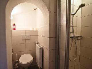 15. Catered chalet Raeterhof Fiss Ensuite badkamer