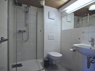 20. Catered chalet Demlhof Finkenberg Badkamer