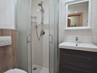 22. Catered chalet Alpensport Saalbach Hinterglemm Douche familiekamer