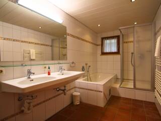 31. Catered chalet Elfriede Fiss Badkamer met bad Appartement A