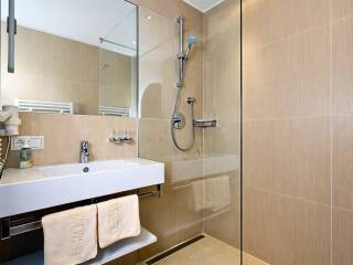 6. Catered chalet Romantik Soelden Badkamer 1